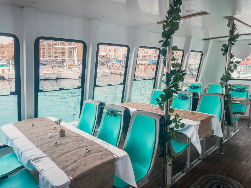 Décoration bohème pour un mariage à bord du bateau des Calanques à Marseille