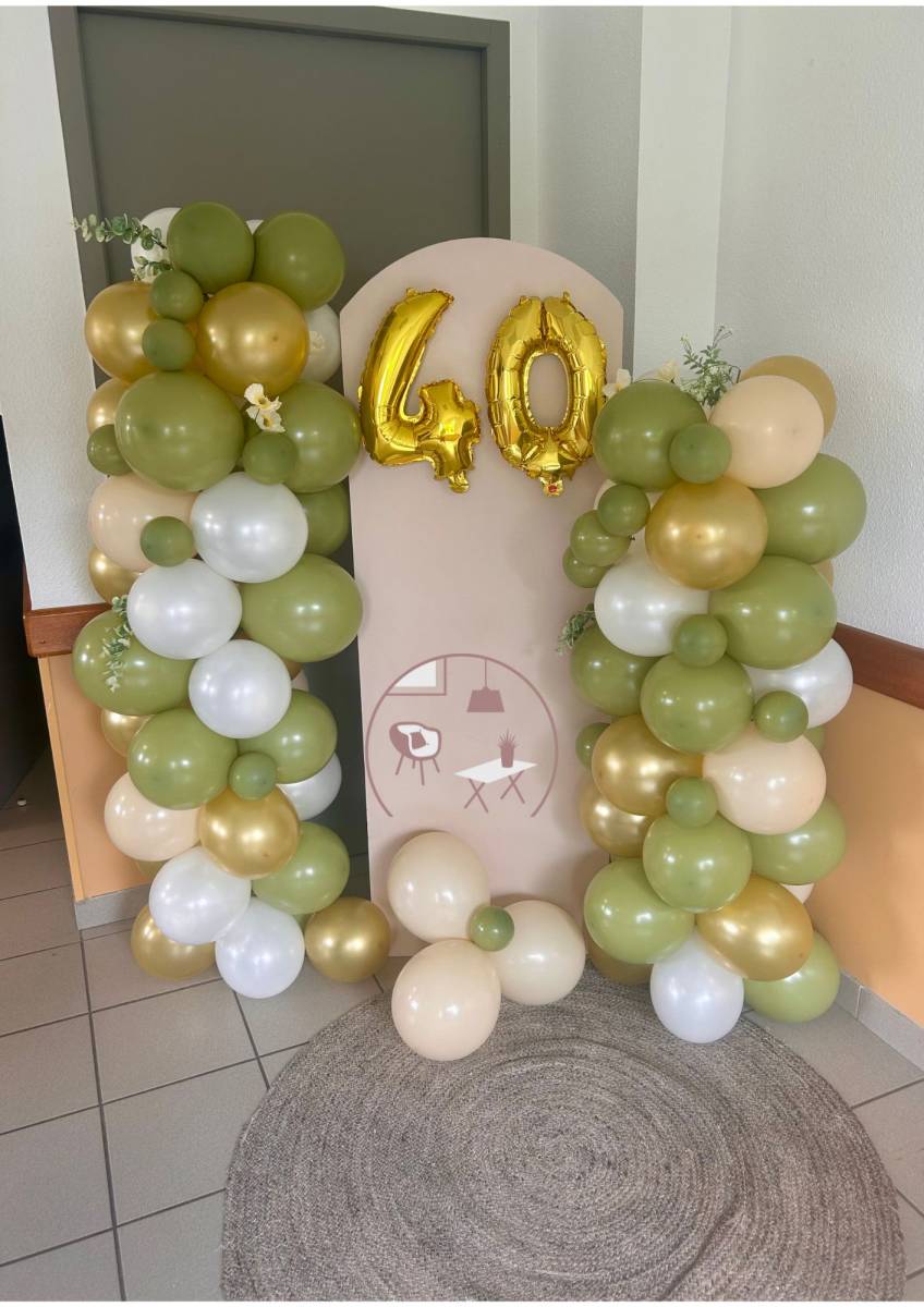 Décorer un coin photo avec une arche de ballons personnalisée pour un anniversaire à Nîmes