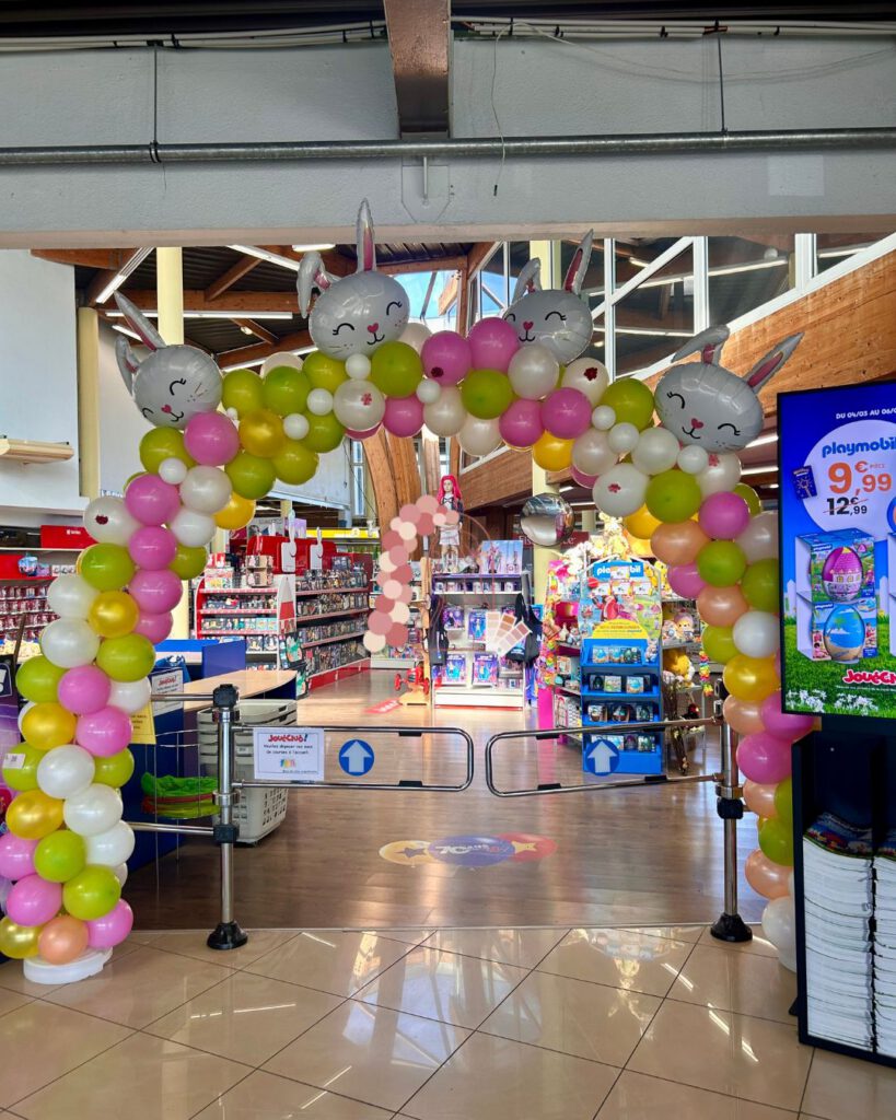 Arche de ballons de Pâques pour magasin de jouets à Montpellier