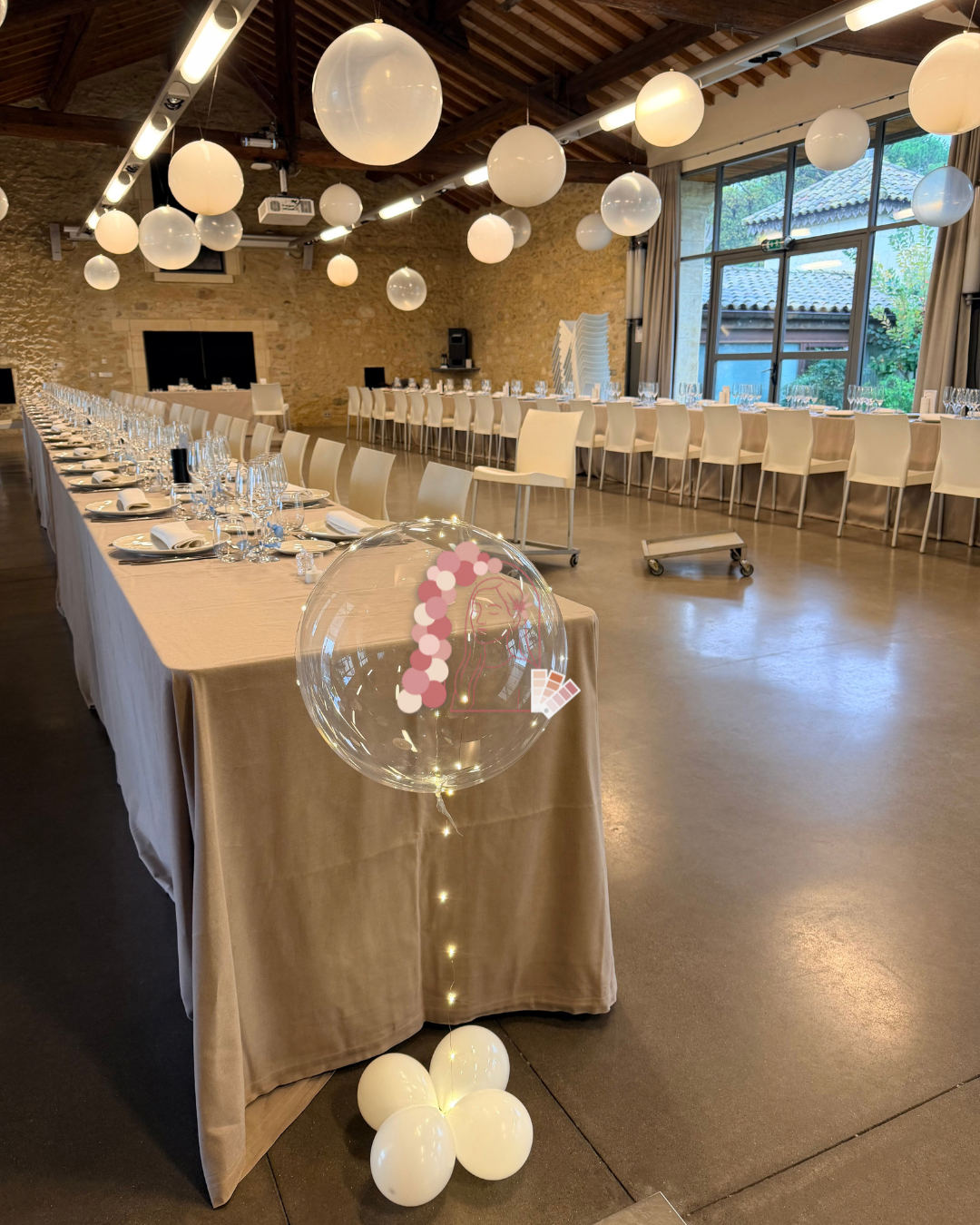 Décoration de salle de mariage chic dans l’Hérault