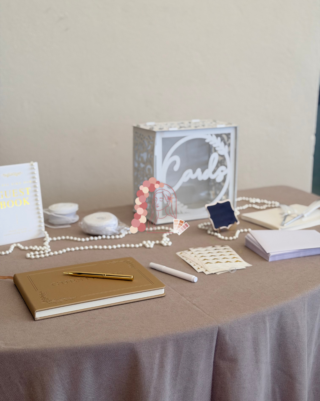 Décoration de mariage chic et épurée dans l’Hérault – vue de la réception